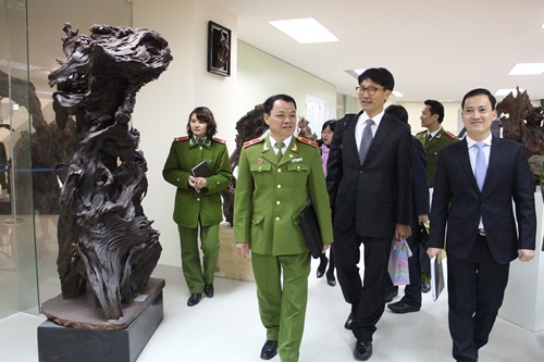 Đoàn khảo sát thăm quan Triển lãm “Dị mộc” của Thiếu tướng Trần Gia Cường đặt tại Thư viện Học viện CSND